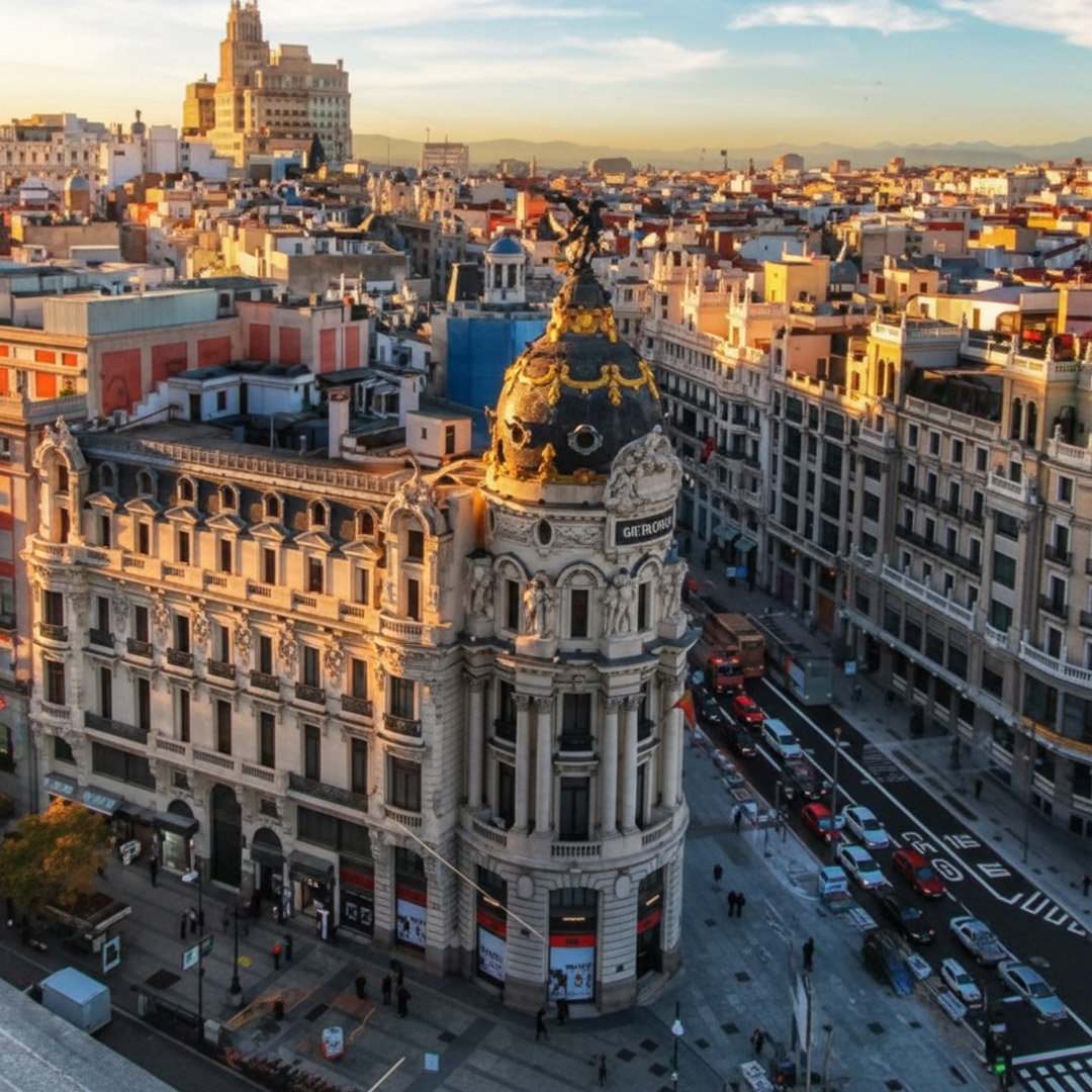 Persona caminando por una ciudad de España
